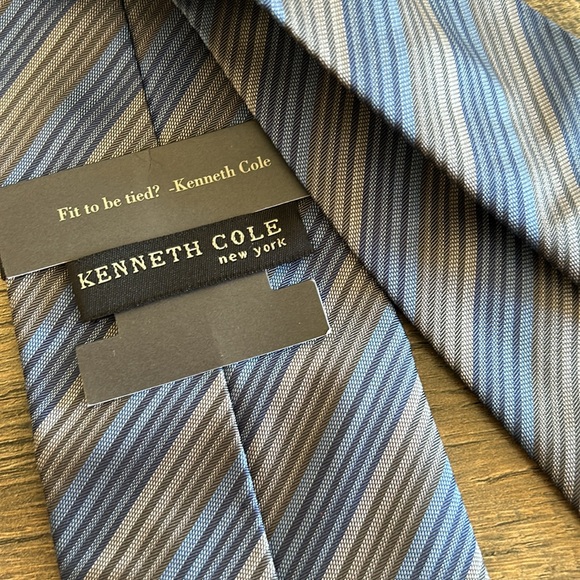 Kenneth Cole New York Silk Diagonal Pinstripe Blue and Gray Handmade Tie - Picture 3 of 4